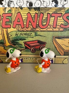Vintage peanuts Snoopy Halloween figures lot of 2
